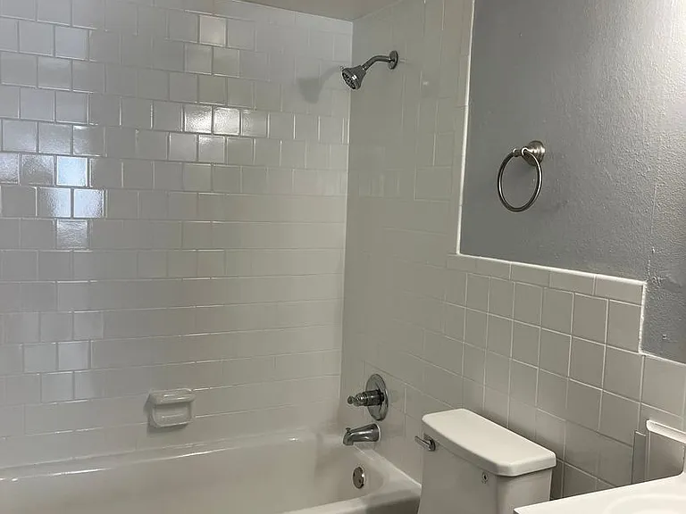 Manatee Bay Apartments — Photo 43