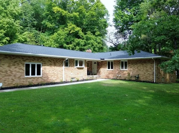 4240 Som Center Rd, Moreland Hills, OH 44022