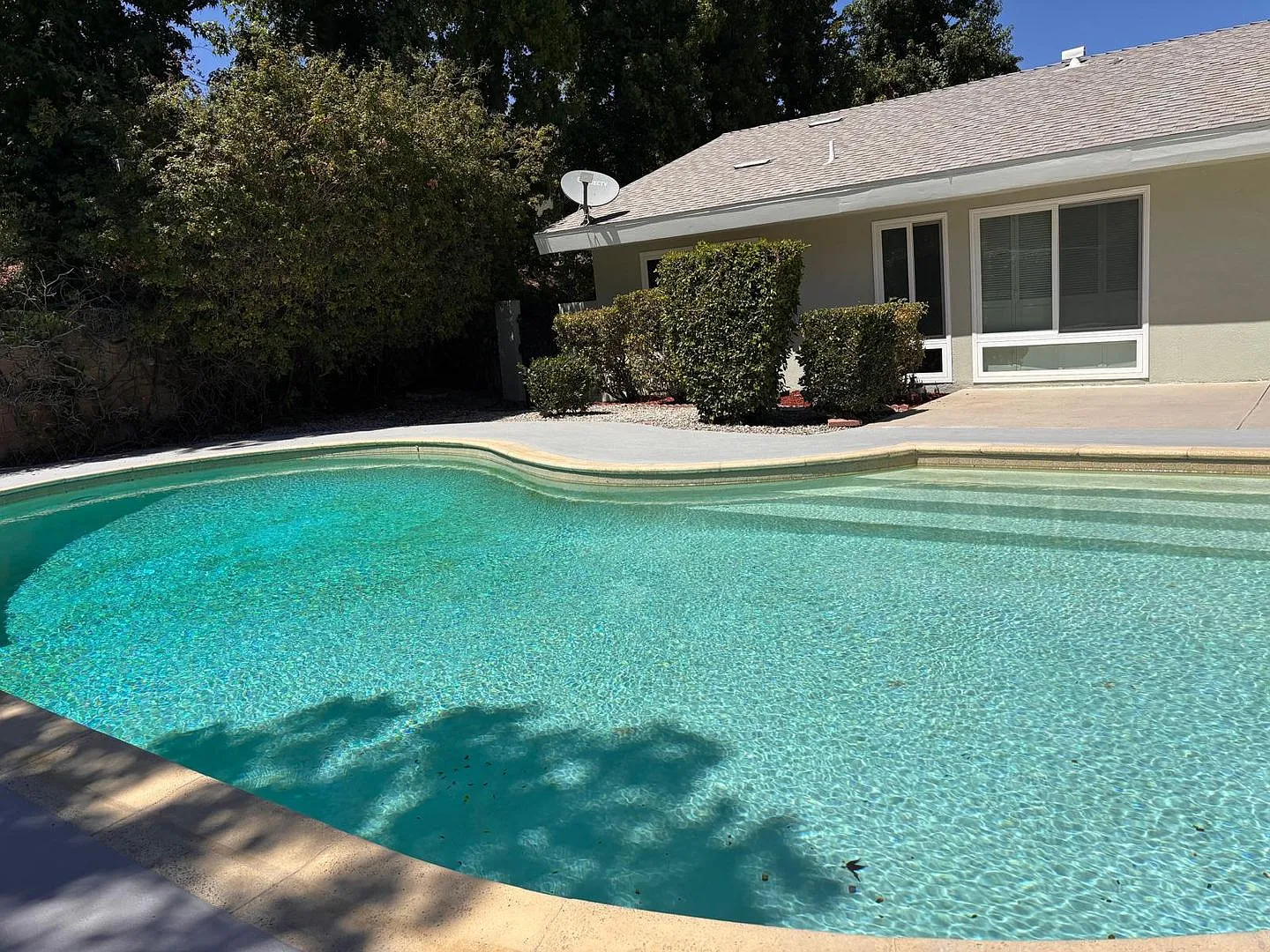 The Beautiful Home in Crestlawn is read for Lease — Photo 4