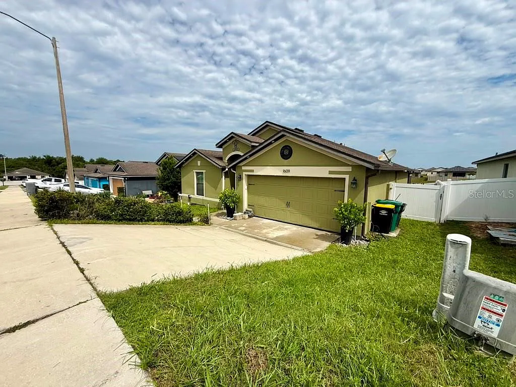 3 bed, 2.0 bath, 1616 sqft, $2,150 — Photo 3
