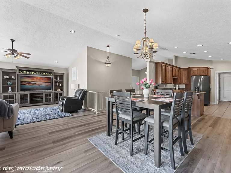 241 Palmer Ln — Photo 12