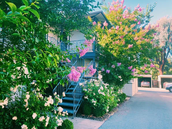 564 University Dr APT 3, Menlo Park, CA 94025