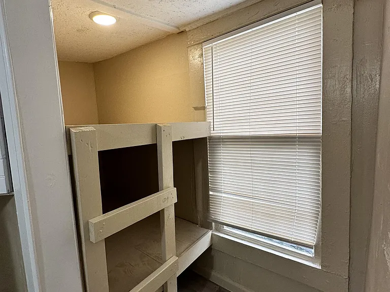 314 N Nueces #C — Photo 5