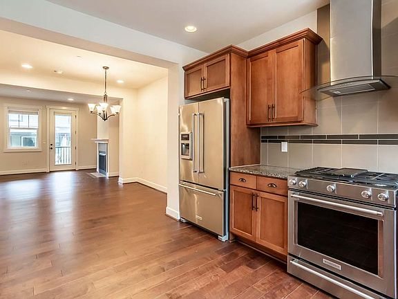 4th image of 1371 Brooklyn Walk NE