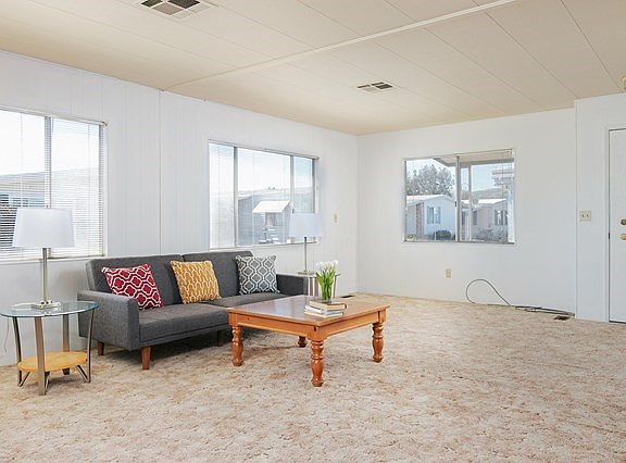 22 Heather Way-print-005-11-Living Room-