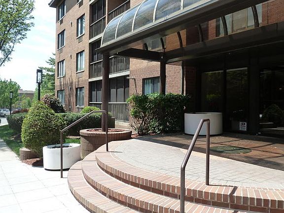 3rd image of 40 Wellington Ct APT 2E