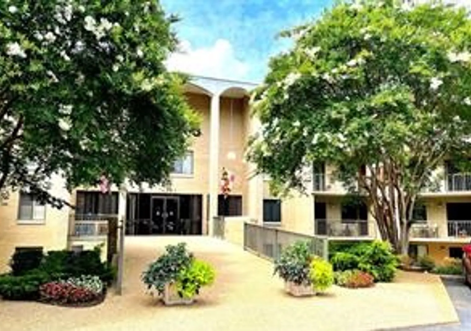 Beautiful 2BR 2BA top floor condo located across from Montgomery Mall — Photo 1