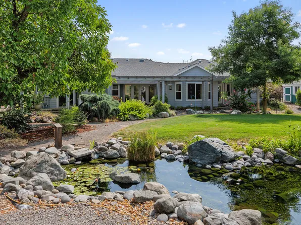 124 Walnut Pl, Phoenix, OR 97535