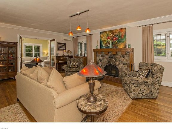 4th image of 2336 Delaware Dr
