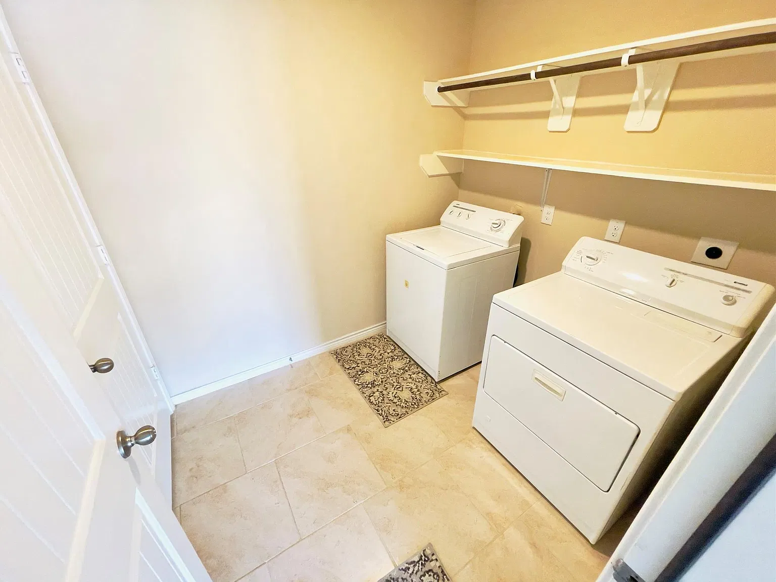 3 bed, 2.0 bath, 1469 sqft, $2,000 — Photo 3