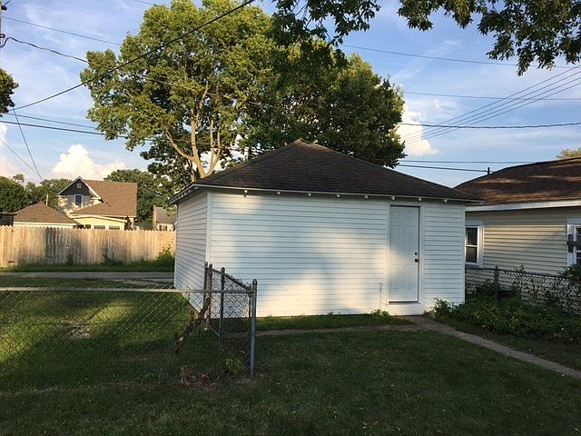 2nd image of 118 Monmoor Ave