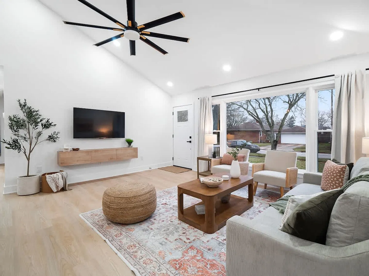 3 bed, 2.0 bath, 1184 sqft, $3,935 — Photo 3