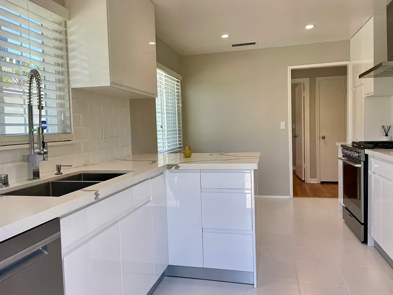 Kitchen & Dining Area