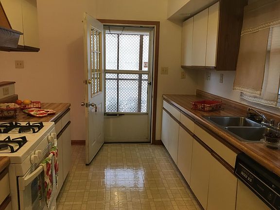 3rd image of 5559 Cherry Tree Cir