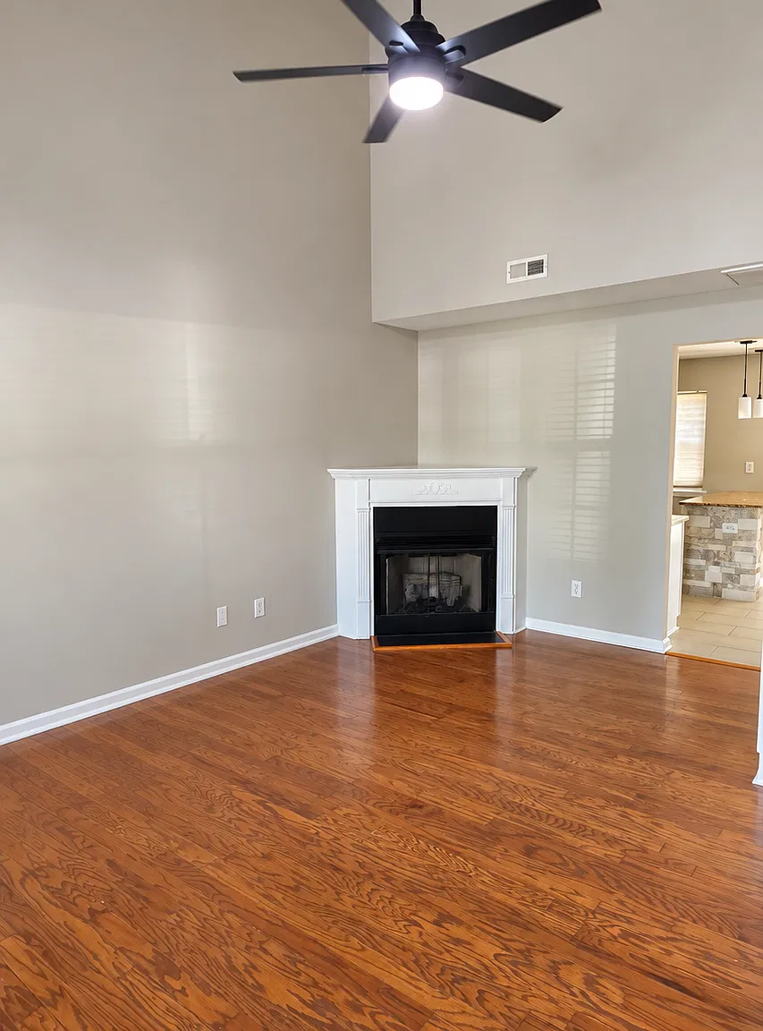 3 bed, 2.5 bath, 1323 sqft, $2,400 — Photo 1