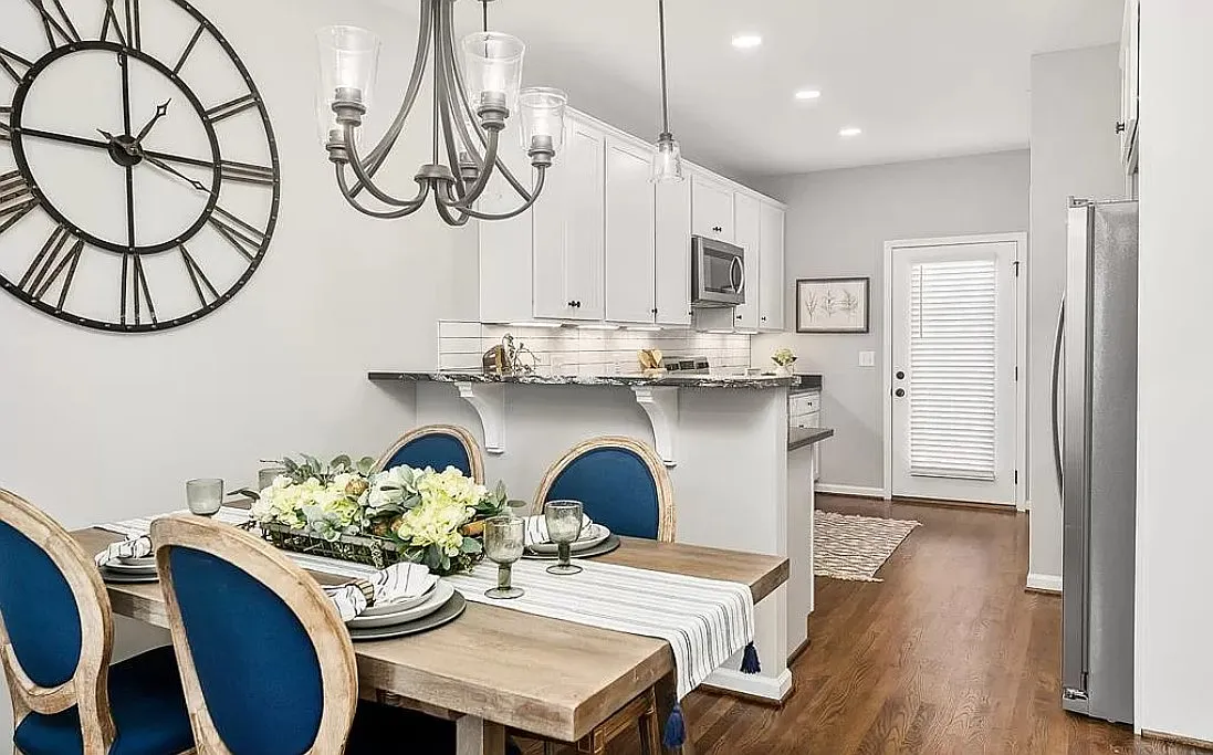 2 bed, 1000 sqft, $1,350 — Photo 3