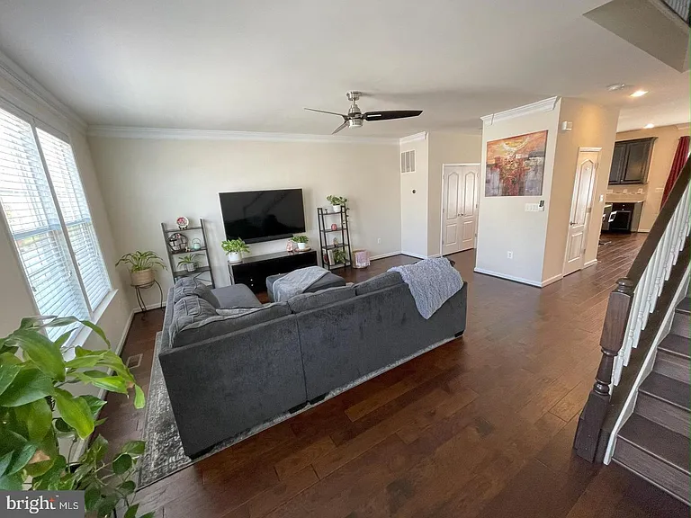 706 Bunker Ln — Photo 4