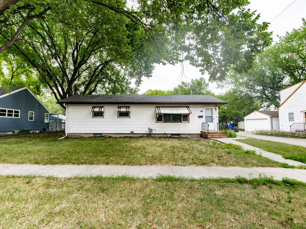 1011 College St N, Fargo, ND 58102