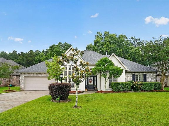 Living area with soaring ceilings &mdash; 620 Timberwood Loop