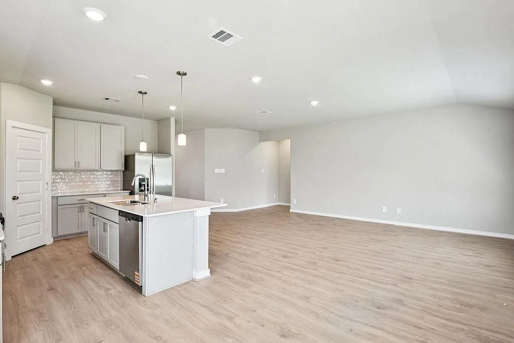 4 bed, 2200 sqft, $2,300 — Photo 2