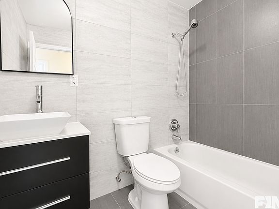 4th image of 978 De Kalb Ave #2