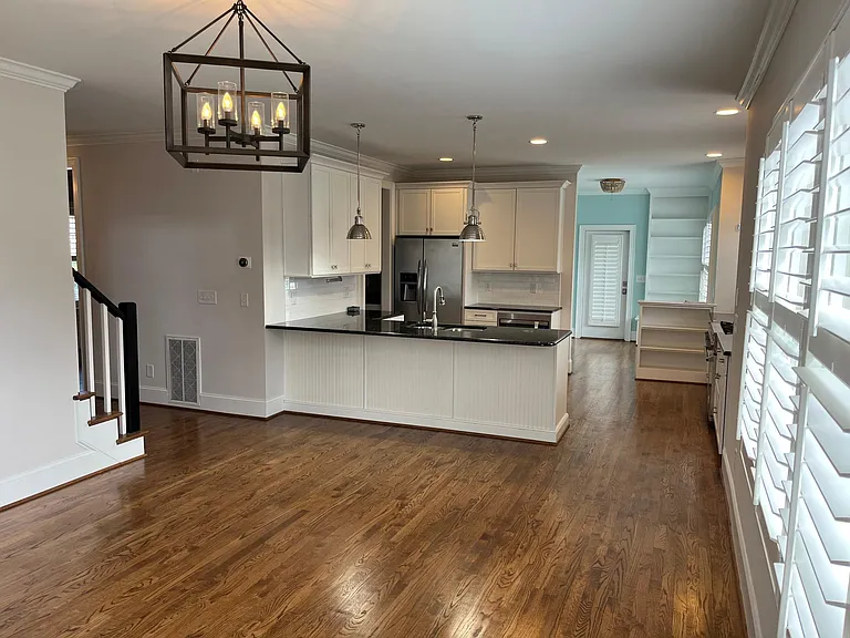 511 Devereux St — Photo 10