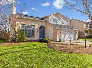 2808 Woodridge Rd, Champaign, IL 61822