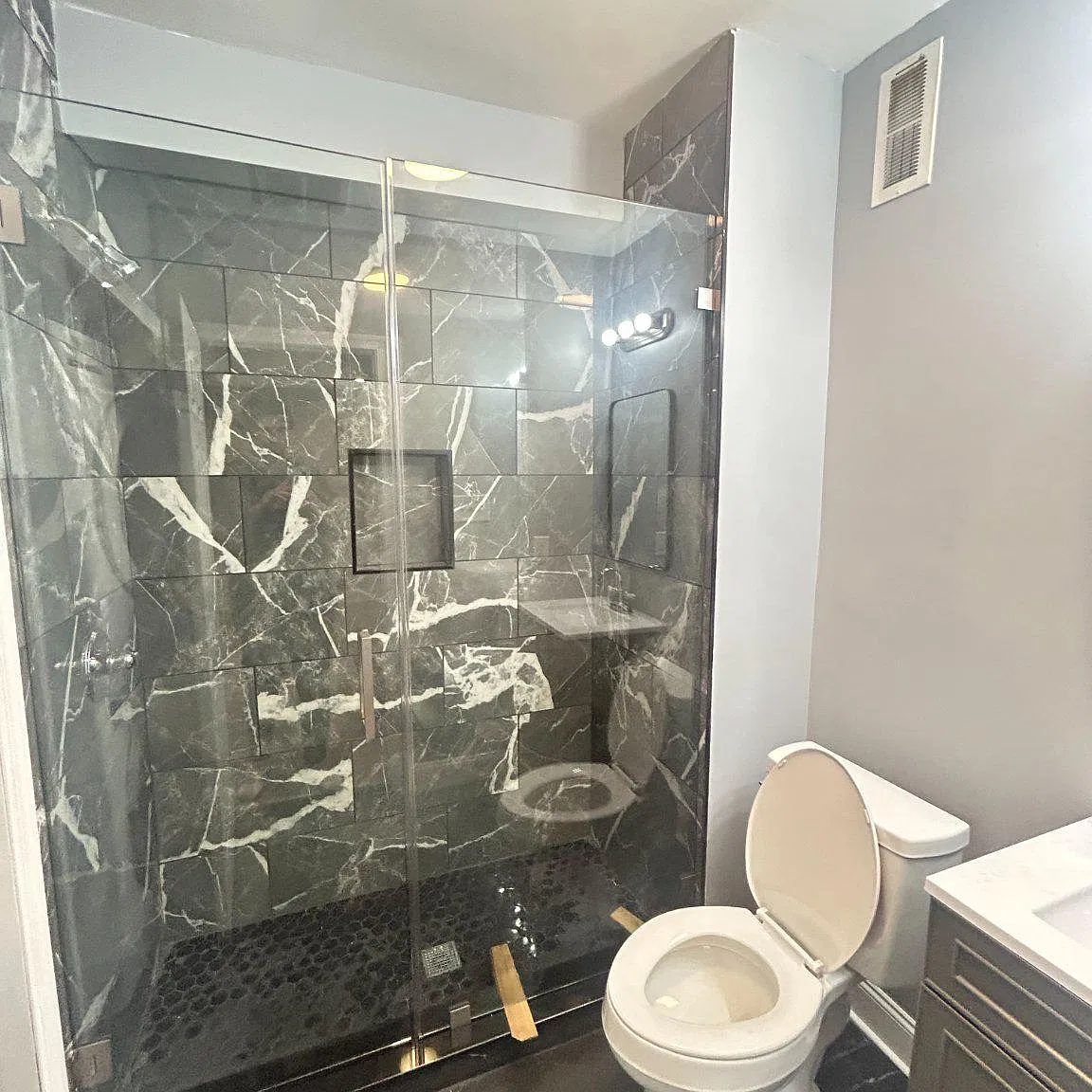 2 bed, 1.0 bath, 3956 sqft, $1,900 — Photo 4