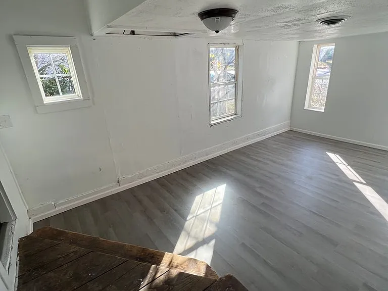 2541 E Bennett St — Photo 8