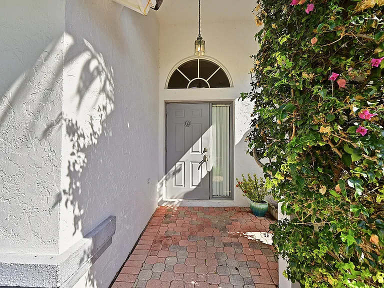 1852 Capeside Cir — Photo 4