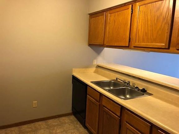 2nd image of 1006 Oakcrest St APT 304