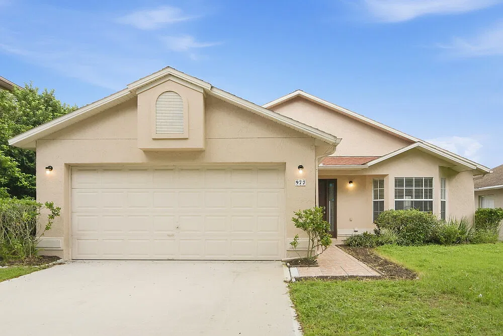 3 bed, 2.0 bath, 1354 sqft, $2,155 — Photo 1