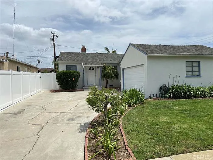 17628 Kornblum Ave — Photo 1