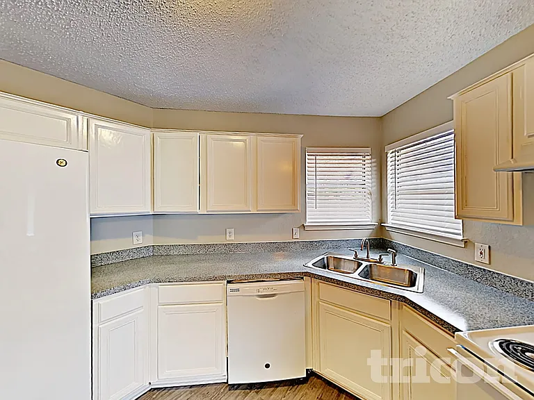 206 Briarglen Dr — Photo 18