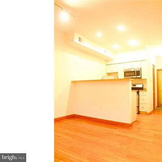 3 bed, 1001 sqft, $2,965 — Photo 4