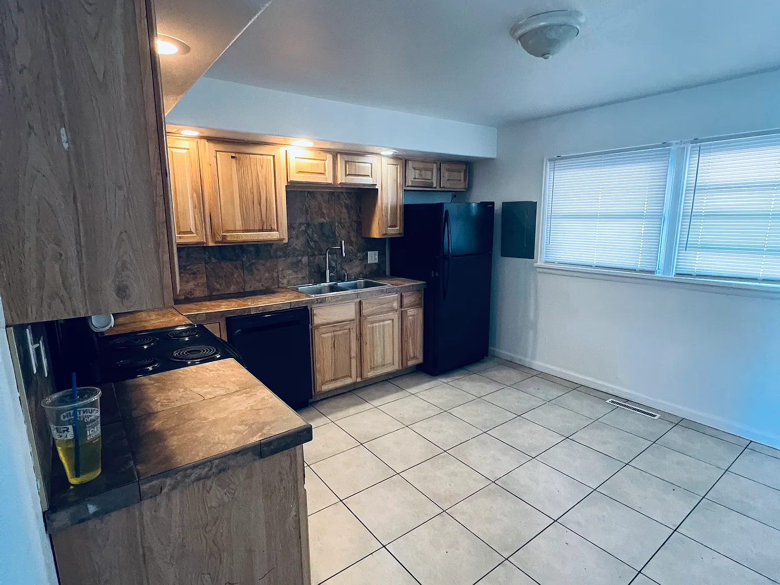 5 bed, 2128 sqft, $2,400 — Photo 4
