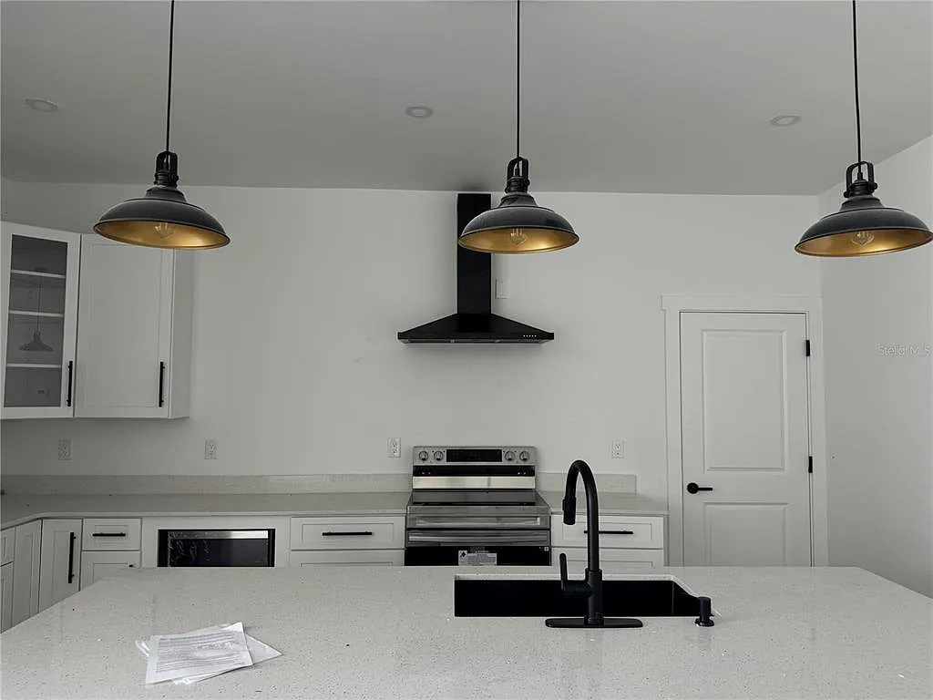 3 bed, 2.0 bath, 1762 sqft, $2,200 — Photo 3