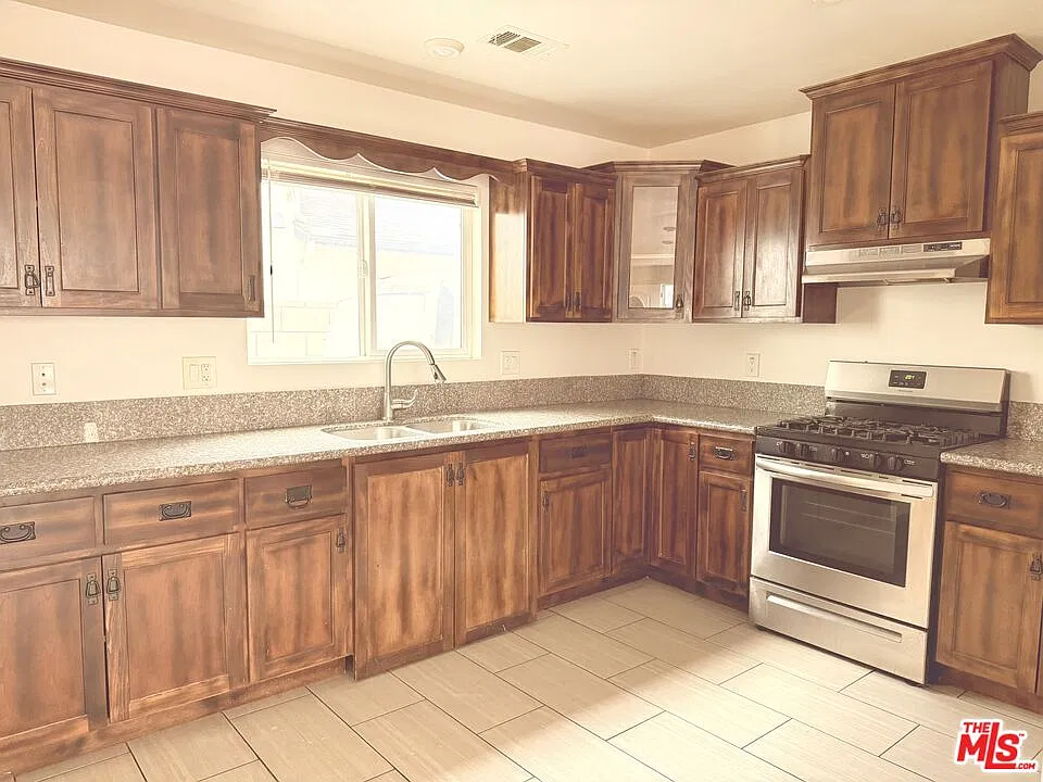 4 bed, 3.0 bath, 1700 sqft, $3,800 — Photo 1