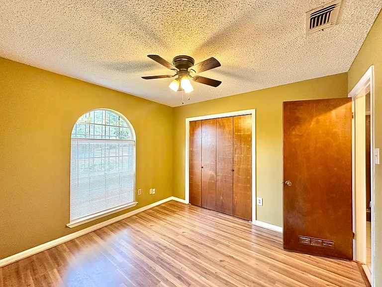912 Laurie Ln — Photo 19