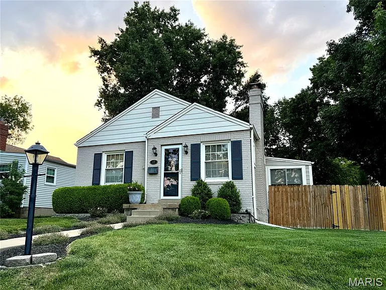 22 Stratford Ln — Photo 2