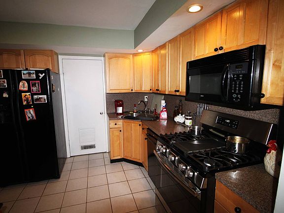 5th image of 147 Morani St