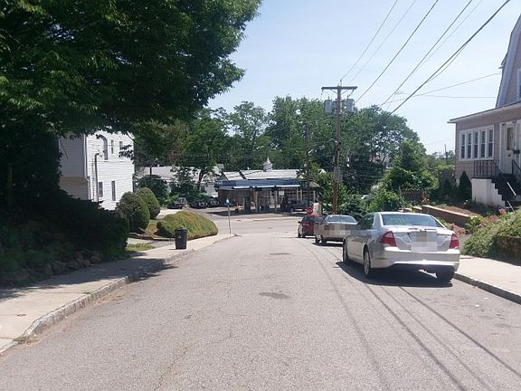 5th image of 4 Park Dr S
