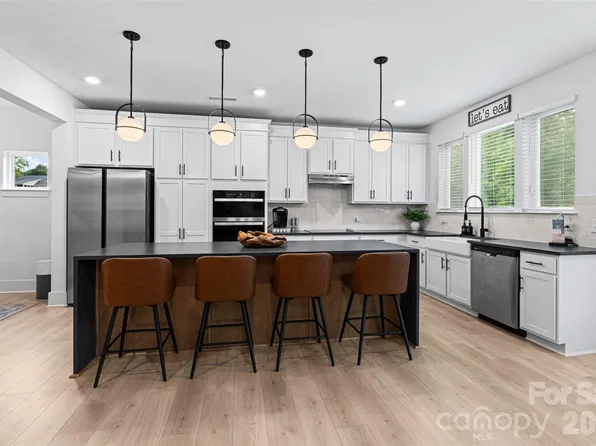 121 Tangle River Dr, Statesville, NC 28677