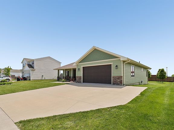 3rd image of 711 Lily Ln