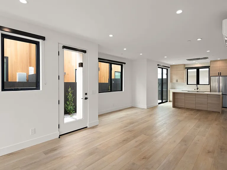 Luxury Living in the Heart of Downtown Encinitas — Photo 9
