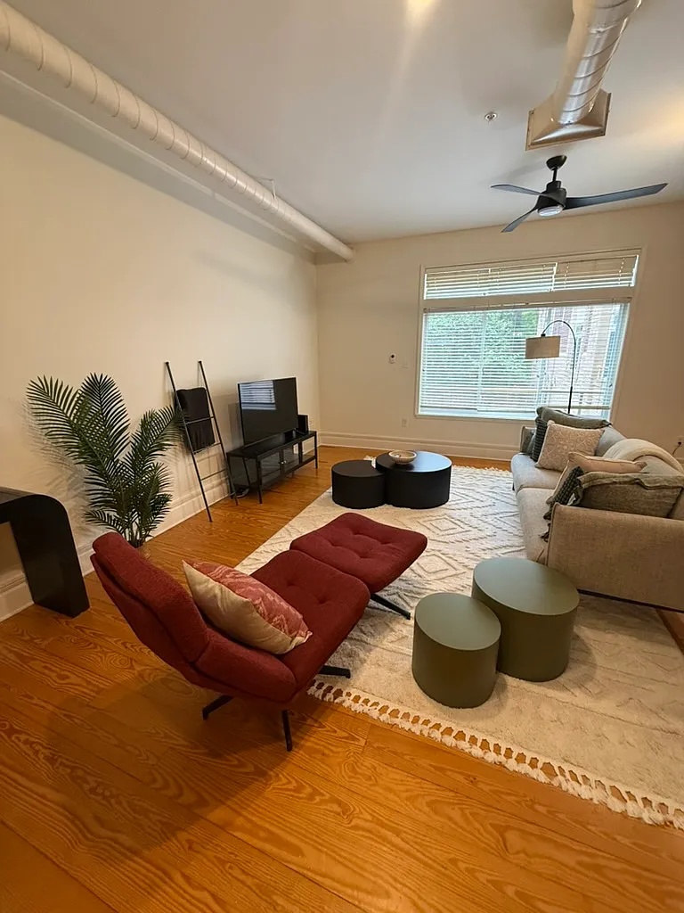 1 bed, 1084 sqft, $2,350 — Photo 2