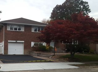36 Whitman Ave, Syosset, NY 11791