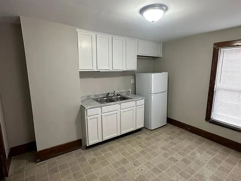 605 N Detroit St — Photo 1