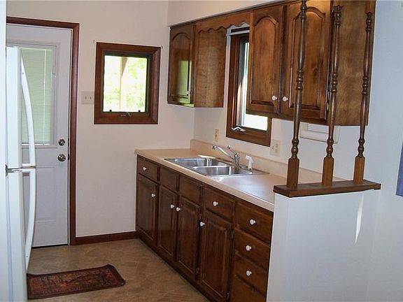3rd image of 228 Algoma Ln