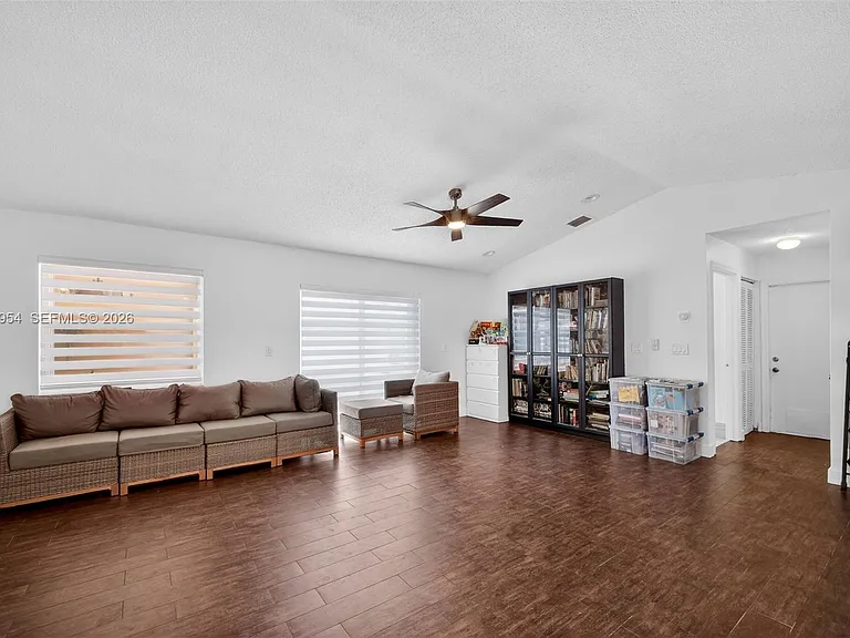685 SW 198th Ter — Photo 8